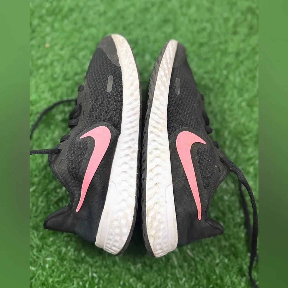 Nike Revolution‎ 6 Black Hyper Pink (GS) Size 4Y